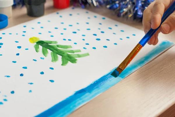 Disposición de Navidad para una tarjeta de felicitación o carta para Santa. Fondo navideño con papel blanco en blanco, pinturas y ramas de abeto. Pintura Árboles de Navidad y nieve con pinturas. —  Fotos de Stock