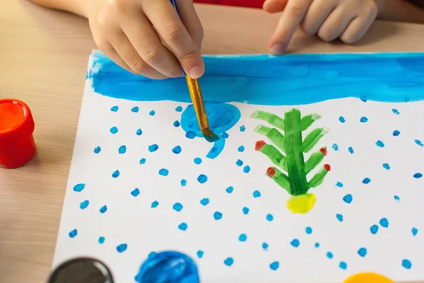 Kerstmis lay-out voor een wenskaart of brief voor de Kerstman. Kerst achtergrond met blanco wit papier, verf en sparren takken. Schilderen van kerstbomen en sneeuw met verf. — Stockfoto