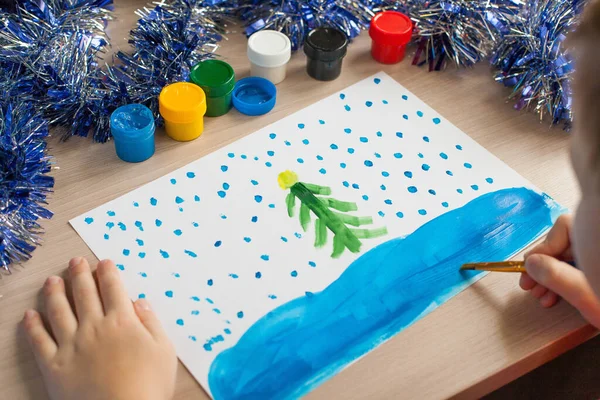Uma Criança Pequena Pinta Uma Árvore Natal Papel Desenho Com — Fotografia de Stock