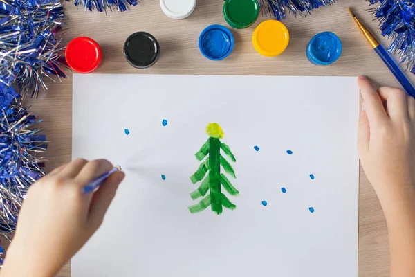 Niño Dibuja Árbol Navidad Ideas Para Dibujar Con Colores Brillantes —  Fotos de Stock