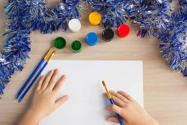Niño Dibuja Árbol Navidad Ideas Para Dibujar Con Colores Brillantes —  Fotos de Stock
