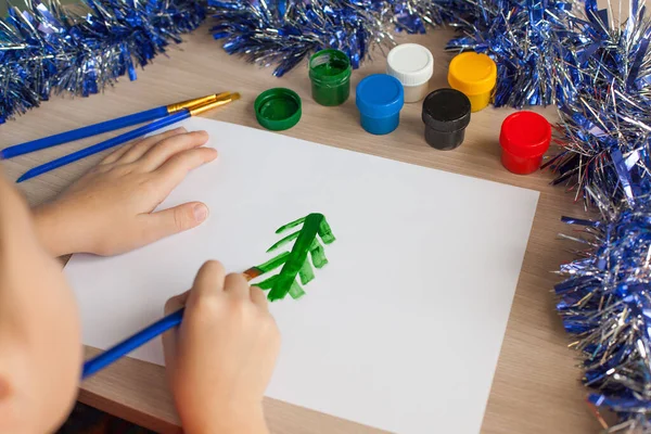 Las Manos Del Niño Sostienen Pincel Para Dibujar Recoge Gouache —  Fotos de Stock