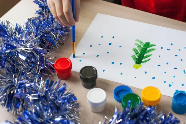 Een Klein Kind Schildert Een Kerstboom Papier Tekenen Met Kinderen — Stockfoto