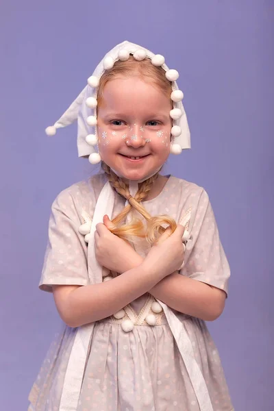 Studio ritratto di una bambina carina in un cappello divertente, vestito e calzini al ginocchio. Il costume da nano. Un'immagine con messa a fuoco e colorazione selettiva. — Foto Stock