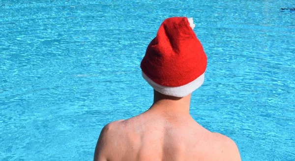 Человек Шляпе Санта Клауса Бассейне Концепция Новогодних Рождественских Праздников Теплых — стоковое фото