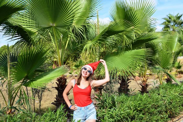 Een Meisje Met Een Kerstmuts Een Rood Shirt Een Achtergrond — Stockfoto