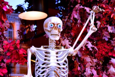 Plastik iskelet şeklinde Cadılar Bayramı süslemesi