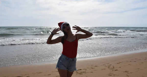 Seorang Gadis Dengan Topi Santa Claus Dan Kaos Merah Dengan — Stok Foto