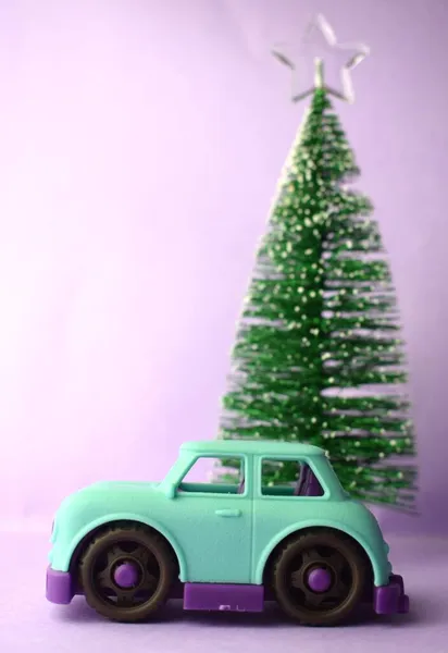 Синій Автомобіль Фоні Ялинки Фіолетовому Фоні — стокове фото