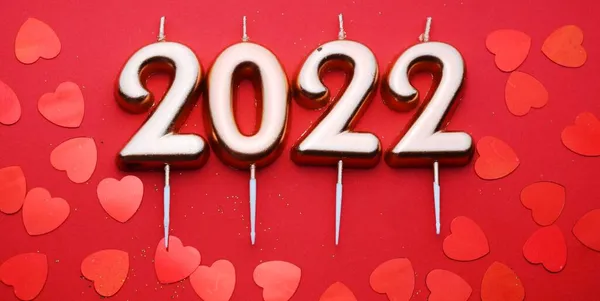 Número Ouro Festivo 2022 Velas Natal Fundo Vermelho Com Corações — Fotografia de Stock