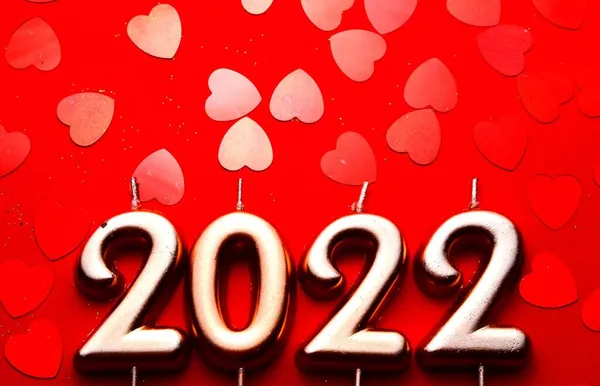 Número Ouro Festivo 2022 Velas Natal Fundo Vermelho Com Corações — Fotografia de Stock