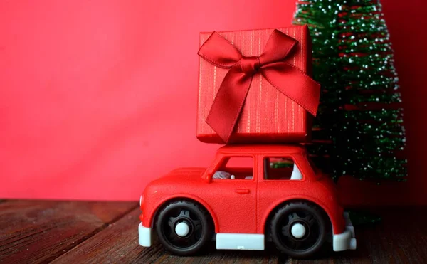 Іграшковий Автомобіль Подарунком Металевим Різдвяним Деревом Червоному Тлі Різдвяна Нова — стокове фото