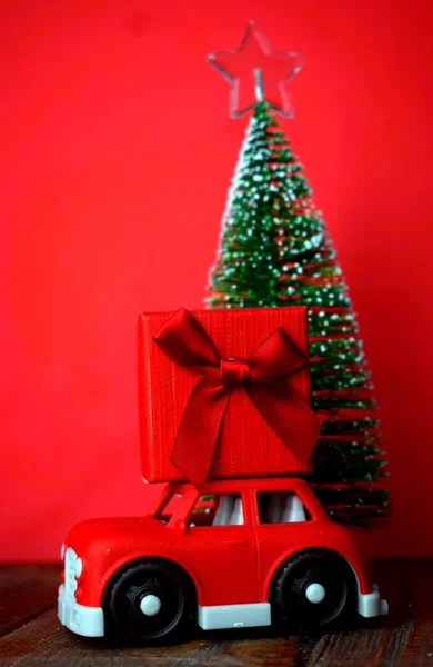 Игрушечный Автомобиль Подарком Металлической Елкой Красном Фоне Концепция Рождества Нового Стоковое Изображение