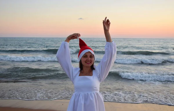 Girl Santa Claus Hat Whte Dress Background Sea Evening Concept — Stock Photo, Image