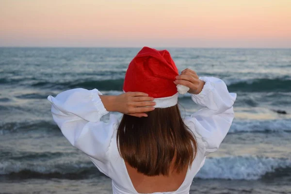 Rapariga Boné Pai Natal Olha Para Mar Conceito Férias Durante — Fotografia de Stock