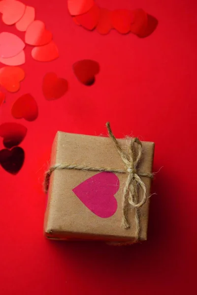 Kırmızı arkaplanda Sevgililer Günü hediyesi