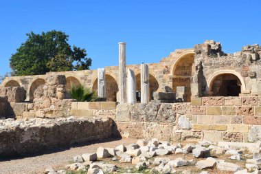 Taraf, Türkiye - 10 Ekim 2021: Apollo Tapınağı, Türkiye 'nin güneyinde, Akdeniz kıyısında M.S. 150 civarında inşa edilmiş ve Apollo' ya adanmış bir Roma tapınağıdır..