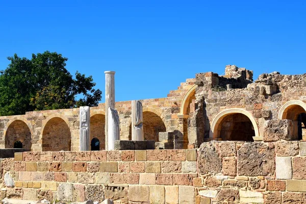 Taraf, Türkiye - 10 Ekim 2021: Apollo Tapınağı, Türkiye 'nin güneyinde, Akdeniz kıyısında M.S. 150 civarında inşa edilmiş ve Apollo' ya adanmış bir Roma tapınağıdır..