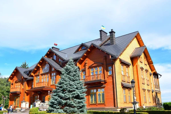Kyiv, Ukrayna - 7 Eylül 2019: Mezhyhirya Konağı Ukrayna 'da Viktor Yanukoviç' in yaşadığı ve Yanukoviç 'in lüks yaşam tarzını sergileyen bir müze.