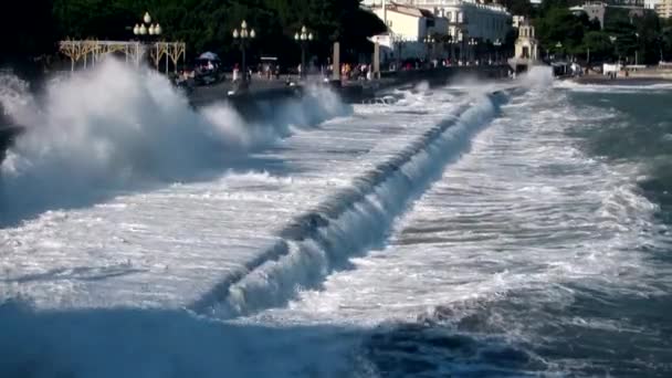 Des Vagues Mer Écrasent Dans Remblai Des Éclaboussures Mousse Blanche — Video