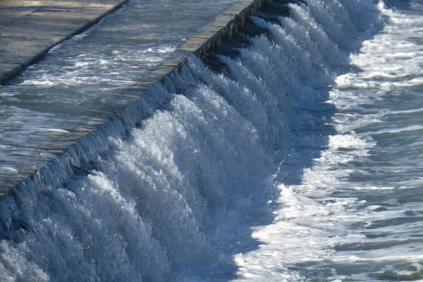 Морські Хвилі Впали Набережну Подрібнення Білої Піни — стокове фото