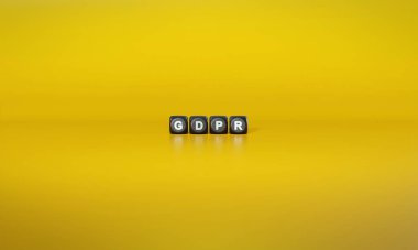 Kısaltma GDPR veya Genel Veri Koruma Yönetmeliği, düz sarı arka plana karşı koyu ahşap bloklarda beyaz metinlerle yazılır