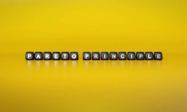 Dönem Pareto ilkesi, düz sarı arkaplana karşı koyu ahşap bloklar üzerine beyaz metinde yazılır.