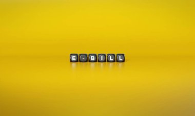 Dönem E-faturası beyaz metinlerle yazılıyor koyu tahta bloklar üzerinde düz sarı arkaplan