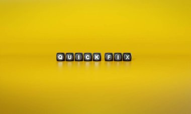 Dönem Hızlı düz sarı arkaplan üzerinde koyu ahşap bloklar üzerine beyaz metin ile yazılan düzeltme