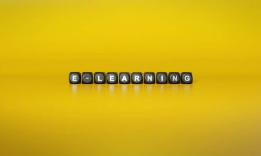 Dönem E-öğrenme terimi beyaz metinlerle yazılıyor koyu tahta bloklar üzerinde düz sarı arkaplan