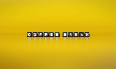 Sözcükler Kahve beyaz metinlerle yazılır koyu ahşap bloklar üzerinde düz sarı arkaplan