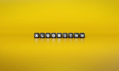 Kelime Algoritması, düz sarı arkaplana karşı koyu ahşap bloklarda beyaz metinlerle yazılır.