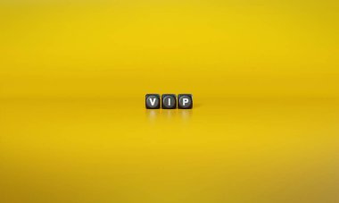 Kısaltma VIP beyaz metinlerle yazılıyor koyu tahta bloklar üzerinde sade sarı arkaplan