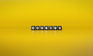 Kelime Kurabiyeleri açık sarı arkaplana karşı koyu ahşap bloklarda beyaz metinlerle hecelenir