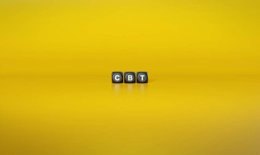Kısaltma: CBT veya Bilişsel Davranış Terapisi. Beyaz metinlerle koyu tahta bloklar üzerinde düz sarı arkaplan üzerine yazılıyor.