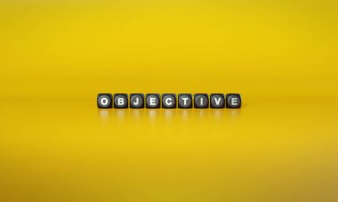 Kelime Hedefi beyaz metinlerle yazılıyor koyu tahta bloklar üzerinde düz sarı arkaplan