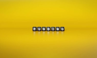 Kelime finansmanı, sade sarı arka plana karşı koyu ahşap bloklar üzerine beyaz metinlerle yazılıyor