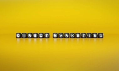 Sözcükler Doğrudan pazarlama beyaz metinlerle yazılıyor koyu tahta bloklar üzerinde düz sarı arkaplan