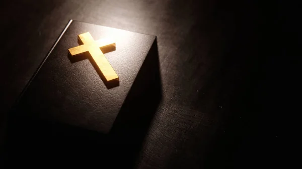 Cruz Cristiana Dorada Apoyada Biblia Iluminada Por Luz Que Viene — Foto de Stock
