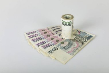 Masada iki bin Çek banknotu var. Çek para biriminde finansal konsept. Çek para biriminde finansal konsept. iş, finans, tasarruf ve nakit konsepti - Avro kağıt para ve madeni paralara yakın