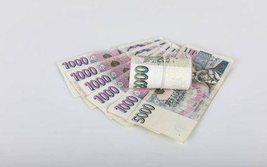 Masada iki bin Çek banknotu var. Çek para biriminde finansal konsept. Çek para biriminde finansal konsept. iş, finans, tasarruf ve nakit konsepti - Avro kağıt para ve madeni paralara yakın