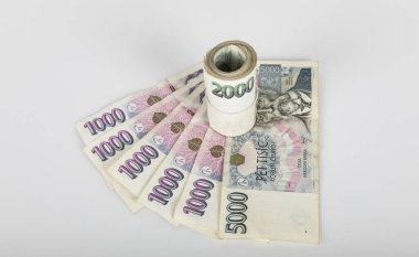 Masada iki bin Çek banknotu var. Çek para biriminde finansal konsept. Çek para biriminde finansal konsept. iş, finans, tasarruf ve nakit konsepti - Avro kağıt para ve madeni paralara yakın