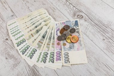 Masaya dizilmiş Çek banknotları ve sikkeleri. Finansal konsept. Çek para biriminde finansal konsept. iş, finans, tasarruf ve nakit konsepti - Avro kağıt para ve madeni paralara yakın