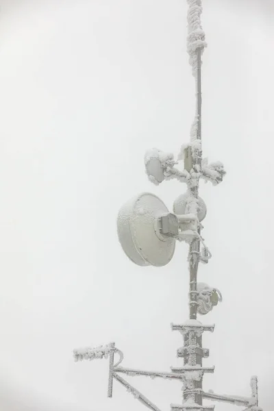 Мачта Антеннами Покрытыми Глазурью Тумане Зимний День Горах Большая Глазурь — стоковое фото