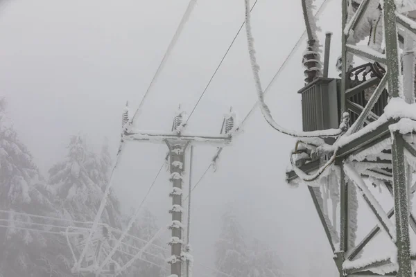 Zamrożone Słupy Linii Energetycznych Hoarfrost Kablach Wysokiego Napięcia Słupach Zima — Zdjęcie stockowe