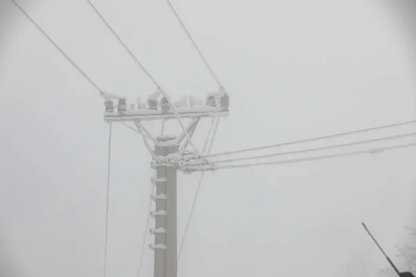 Zamrożone Słupy Linii Energetycznych Hoarfrost Kablach Wysokiego Napięcia Słupach Zima — Zdjęcie stockowe