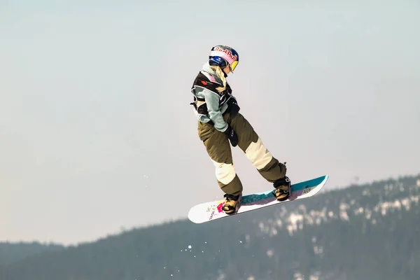 Spindleruv Mlyn Tschechische Republik März 2022 Snowboarder Springen Gegen Blauen — Stockfoto