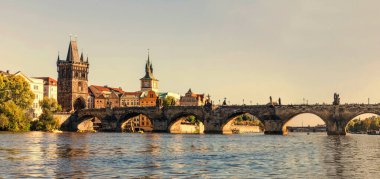 Prag - Charles Köprüsü, Çek Cumhuriyeti Vltava Nehri manzaralı. Çek Cumhuriyeti Prag 'daki Charles Köprüsü manzarası