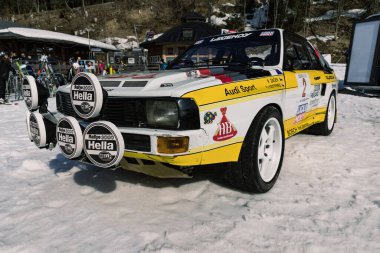SpINDLERUV MLYN, CZ - 18 Mart. 2022: Spindleruv Mlyn 'deki Audi Quattro A2 Sport Replica. Audi Quattro, Alman otomobil üreticisi Audi tarafından 1980 yılından beri üretilen dört çekişli spor coupe..