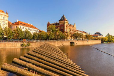 Prag - Bellevue, Çek Cumhuriyeti Vltava Nehri manzaralı. Çek Cumhuriyeti Prag 'daki Charles Köprüsü manzarası